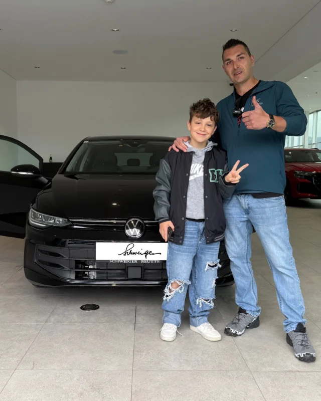Strahlende Gesichter und voller Vorfreude: Heute durfte Milan und sein Sohn den neuen Wagen in Empfang nehmen! ✨🚙 ⁠
⁠
Wir wünschen viele unvergessliche Momente hinterm Steuer und allzeit gute Fahrt! 🧡⁠
⁠
#autohausschweiger #auslieferung #volkswagen #vw