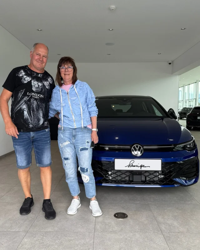 🚗✨ Heute gratulieren wir ganz herzlich Martina und wünschen ihr allzeit gute Fahrt und viel Fahrspaß mit ihrem neuen Auto. Danke, dass wir Teil dieser besonderen Momente sein dürfen! 🙌🔑⁠
⁠
⁠
#autohausschweiger #auslieferung #volkswagen #vw